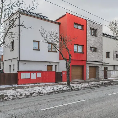 Cely Dum Az Pro 8 V Klidne Casti Mesta, Parkovani Zdarma بيت للعطل Hradec Králové