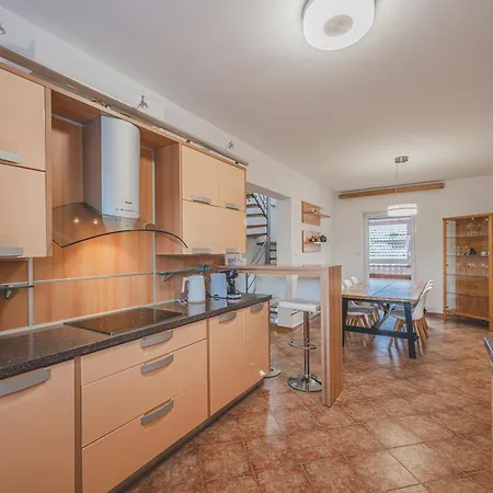 Cely Dum Az Pro 8 V Klidne Casti Mesta, Parkovani Zdarma بيت للعطل *