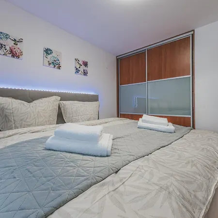 Cely Dum Az Pro 8 V Klidne Casti Mesta, Parkovani Zdarma بيت للعطل *