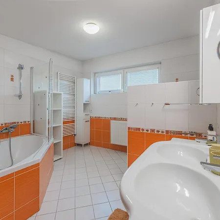 Cely Dum Az Pro 8 V Klidne Casti Mesta, Parkovani Zdarma بيت للعطل *