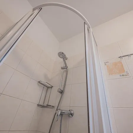 Cely Dum Az Pro 8 V Klidne Casti Mesta, Parkovani Zdarma Hradec Králové