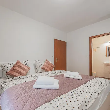 Cely Dum Az Pro 8 V Klidne Casti Mesta, Parkovani Zdarma