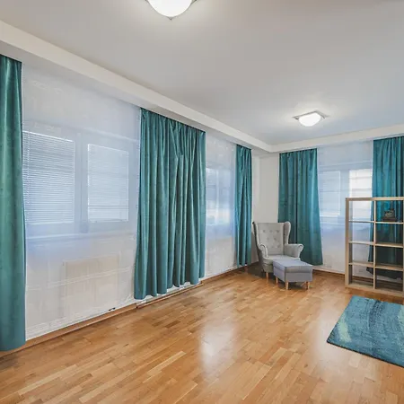 بيت للعطل Cely Dum Az Pro 8 V Klidne Casti Mesta, Parkovani Zdarma