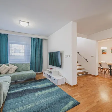 Cely Dum Az Pro 8 V Klidne Casti Mesta, Parkovani Zdarma بيت للعطل