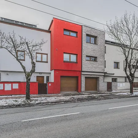 Cely Dum Az Pro 8 V Klidne Casti Mesta, Parkovani Zdarma بيت للعطل *