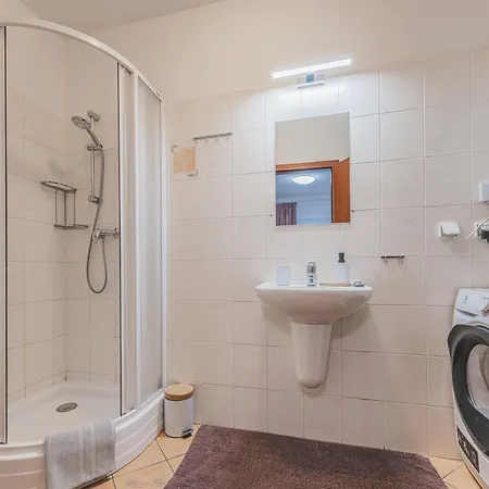 Cely Dum Az Pro 8 V Klidne Casti Mesta, Parkovani Zdarma Hradec Králové