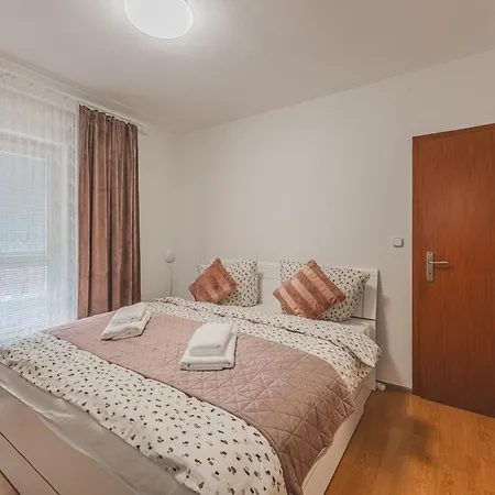 Cely Dum Az Pro 8 V Klidne Casti Mesta, Parkovani Zdarma * Hradec Králové