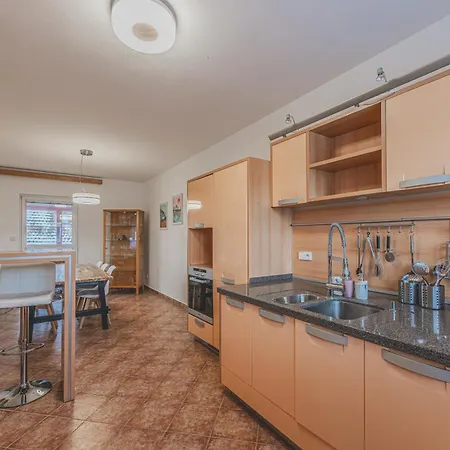 Cely Dum Az Pro 8 V Klidne Casti Mesta, Parkovani Zdarma بيت للعطل *