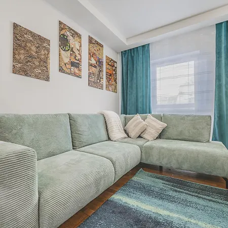 Cely Dum Az Pro 8 V Klidne Casti Mesta, Parkovani Zdarma بيت للعطل