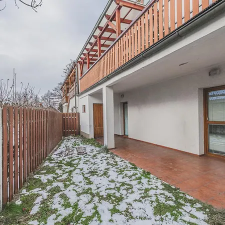 بيت للعطل Cely Dum Az Pro 8 V Klidne Casti Mesta, Parkovani Zdarma Hradec Králové
